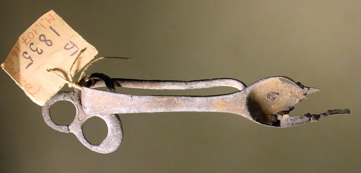 Strigilis mit Tragering (in Form von drei miteinander verschmolzenen Ringen) für Palästragerät