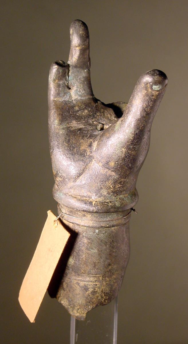 Offene Hand und Unterarm, Hohlguss, zwei Finger fehlen, der kleine abgebrochen