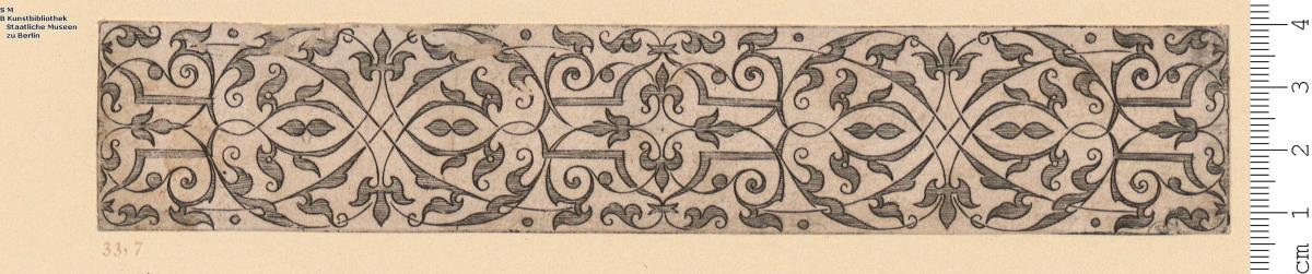 (9) 1 Blatt Querfüllung mit Mauresken und Schweifwerk.