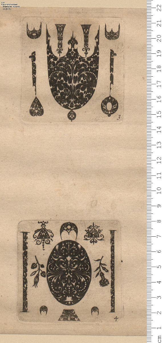 (1) 7 Platten auf 4 Blatt einer Folge: je ein kleineres Schmuckstück und mehrere kleine Zierflächen und Motive mit weißen Schweiflinien