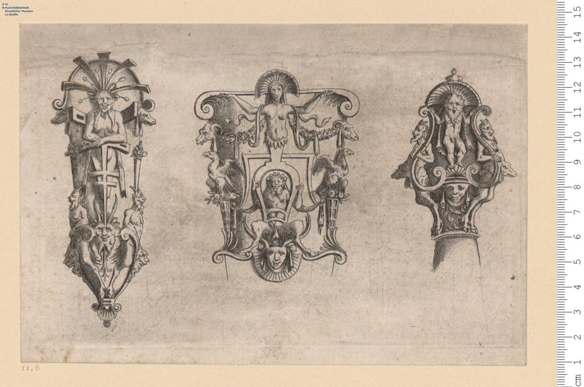 (1) Dolche, je ein Knauf, Scheidenmundstück und Scheidenspitze in groteskem Rollwerk