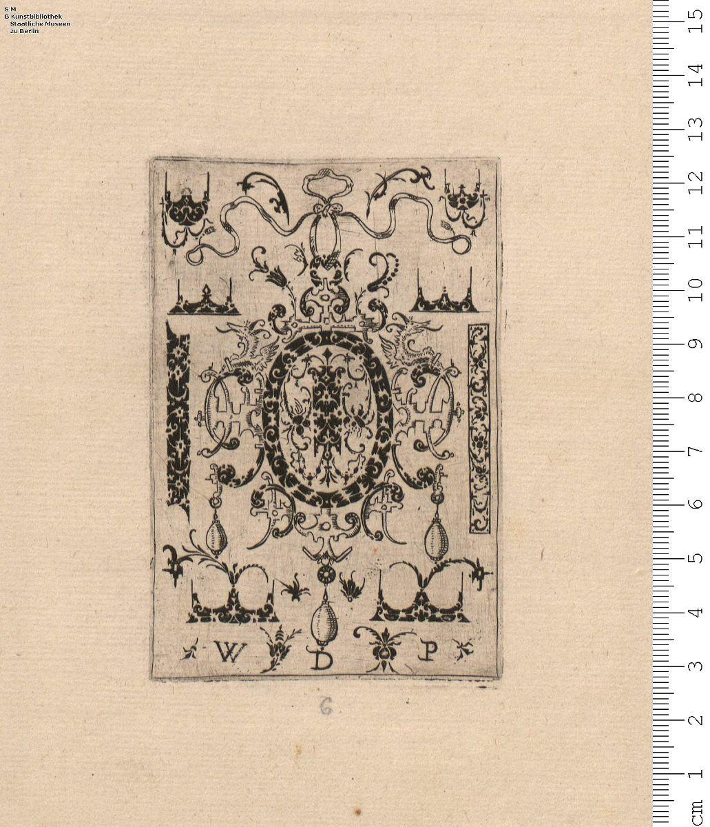 Anhänger, umgeben von kleinen Flächen mit Schwarzornament