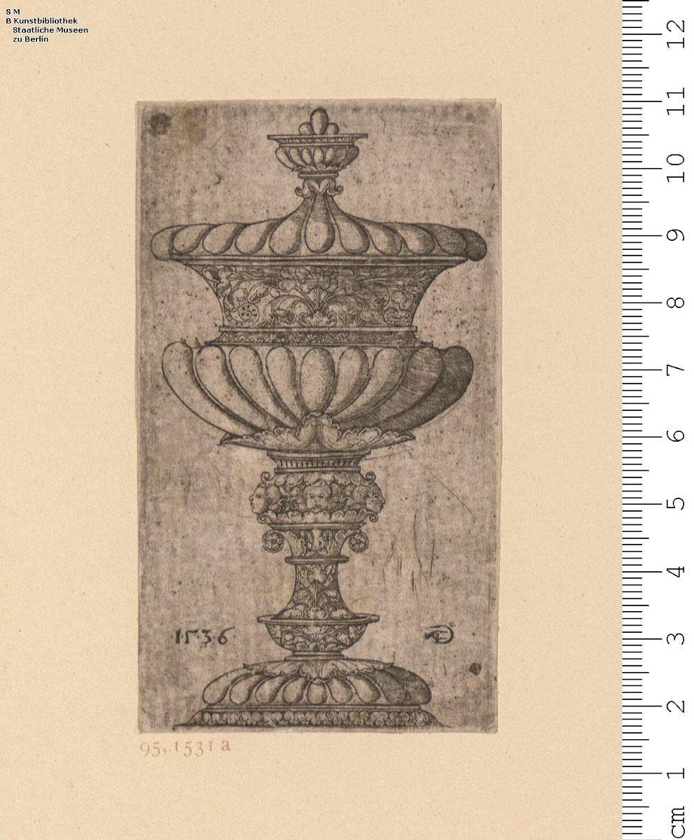 1 Blatt mit kleinem Pokal; am Knauf drei kleine Kindermasken