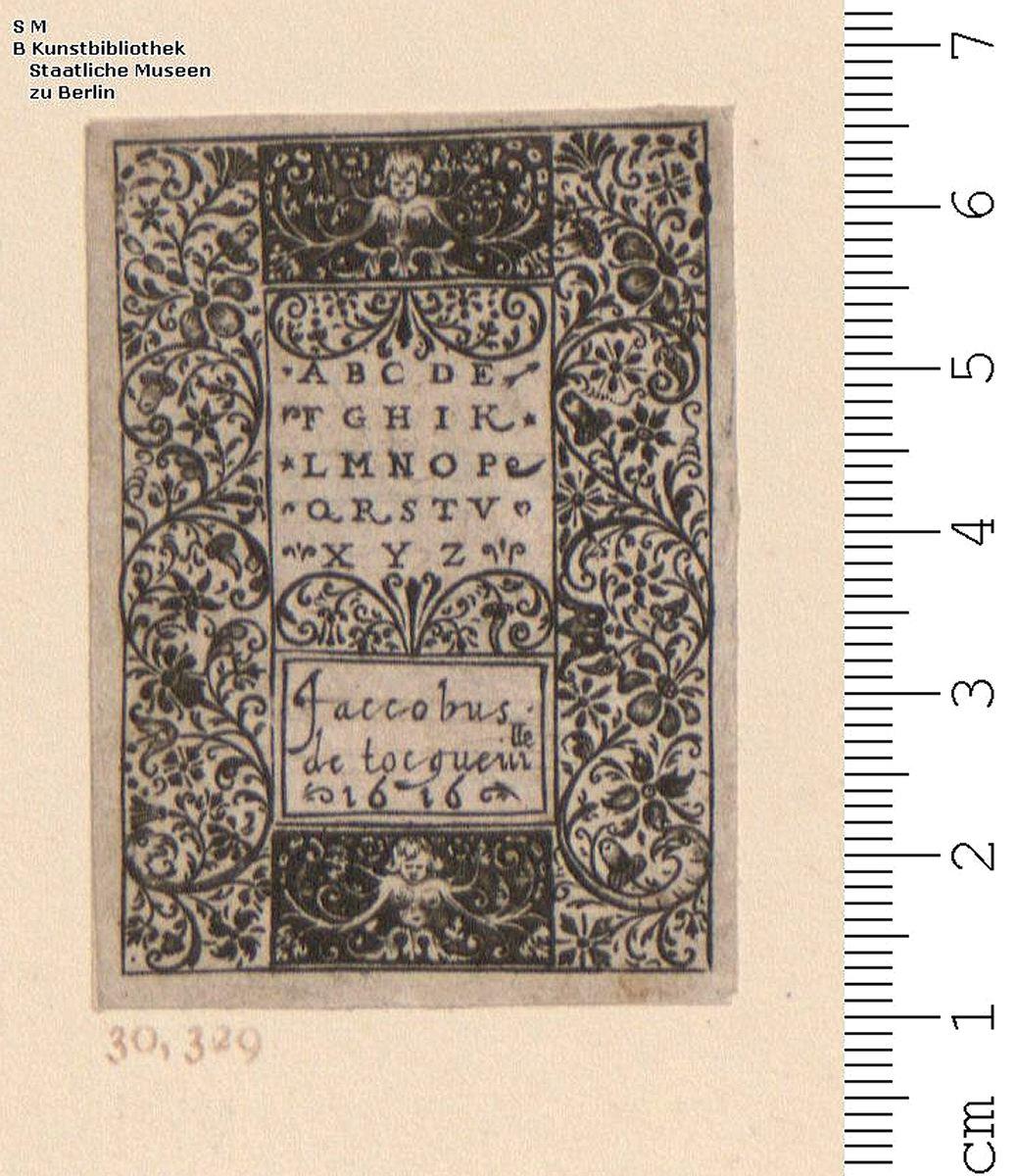 (3) 1 Blatt Rankenornament, inmitten Alphabet