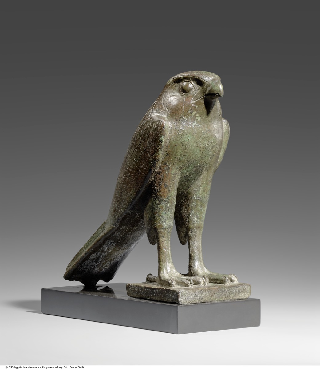 Statuette des Gottes Horus in Gestalt eines Falken