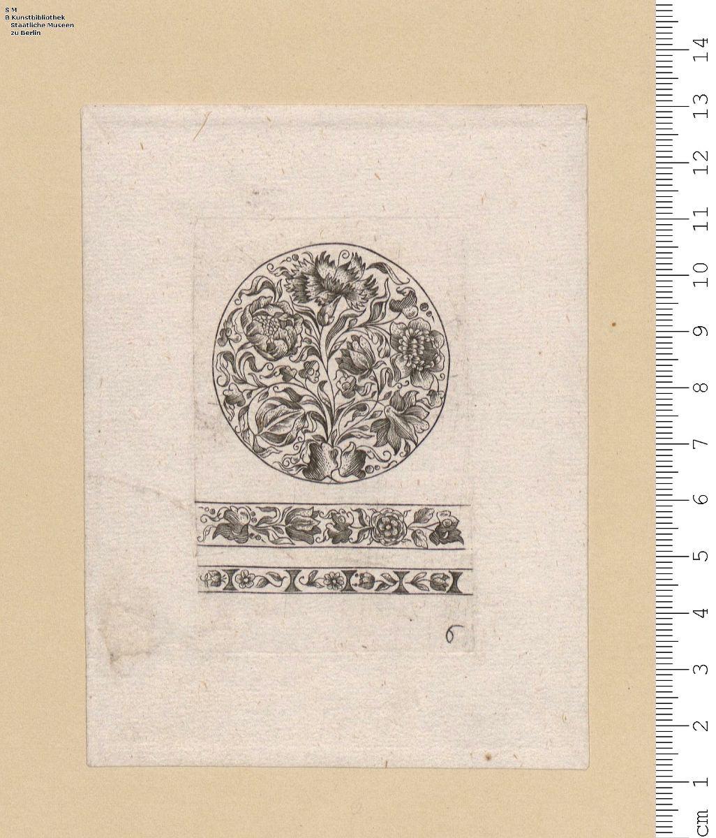 Folge: Blumenornament für Uhrdeckel, je ein Rund und zwei Streifen