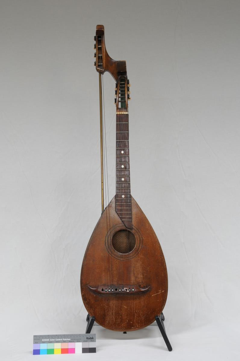 Gitarre in Zisterform