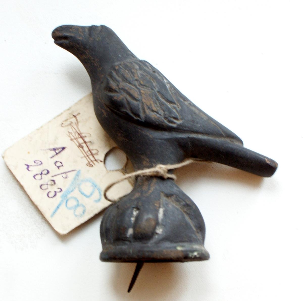 "Adler, auf einer halbkugelförmigen Erhöhung sitzend" (wahrscheinlich mit der heute in Moskau befindlichen Statuette eines Raben identisch)