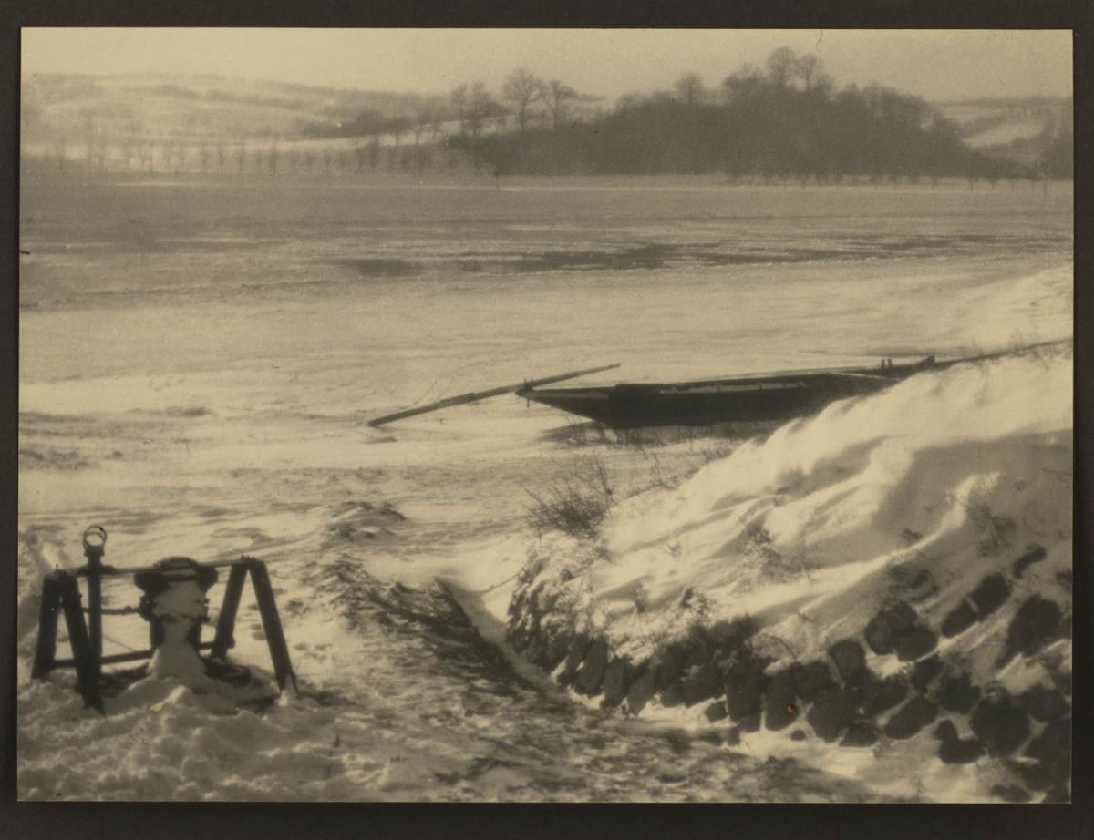 Zugefrorener See mit Boot, Elbe bei Gauernitz