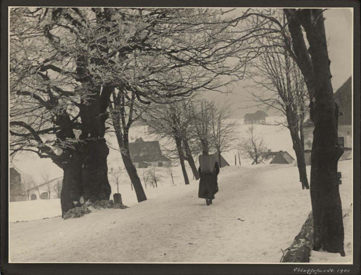 Korbträgerin auf verschneitem Weg, Erzgebirge