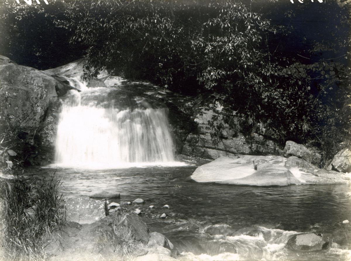 "Gebirgsfluß mit Wasserfall."