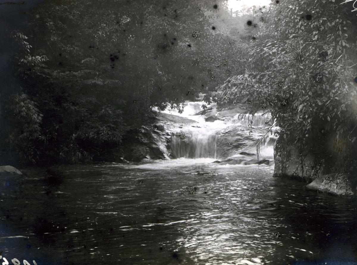 "Gebirgsfluß mit Wasserfall."