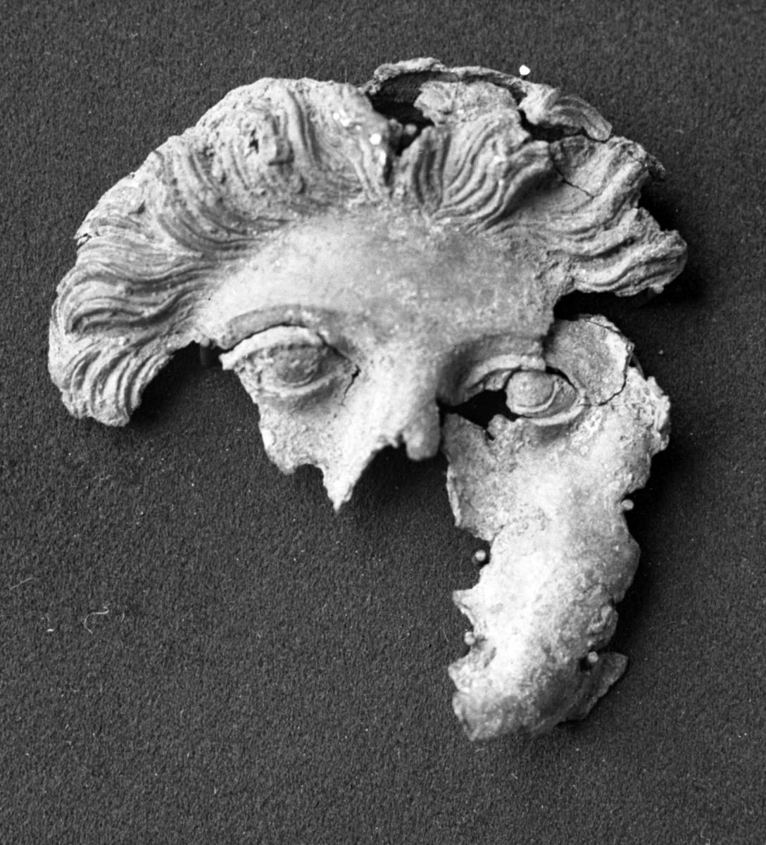 Fragment einer Maske (aus getriebenem Blech)
