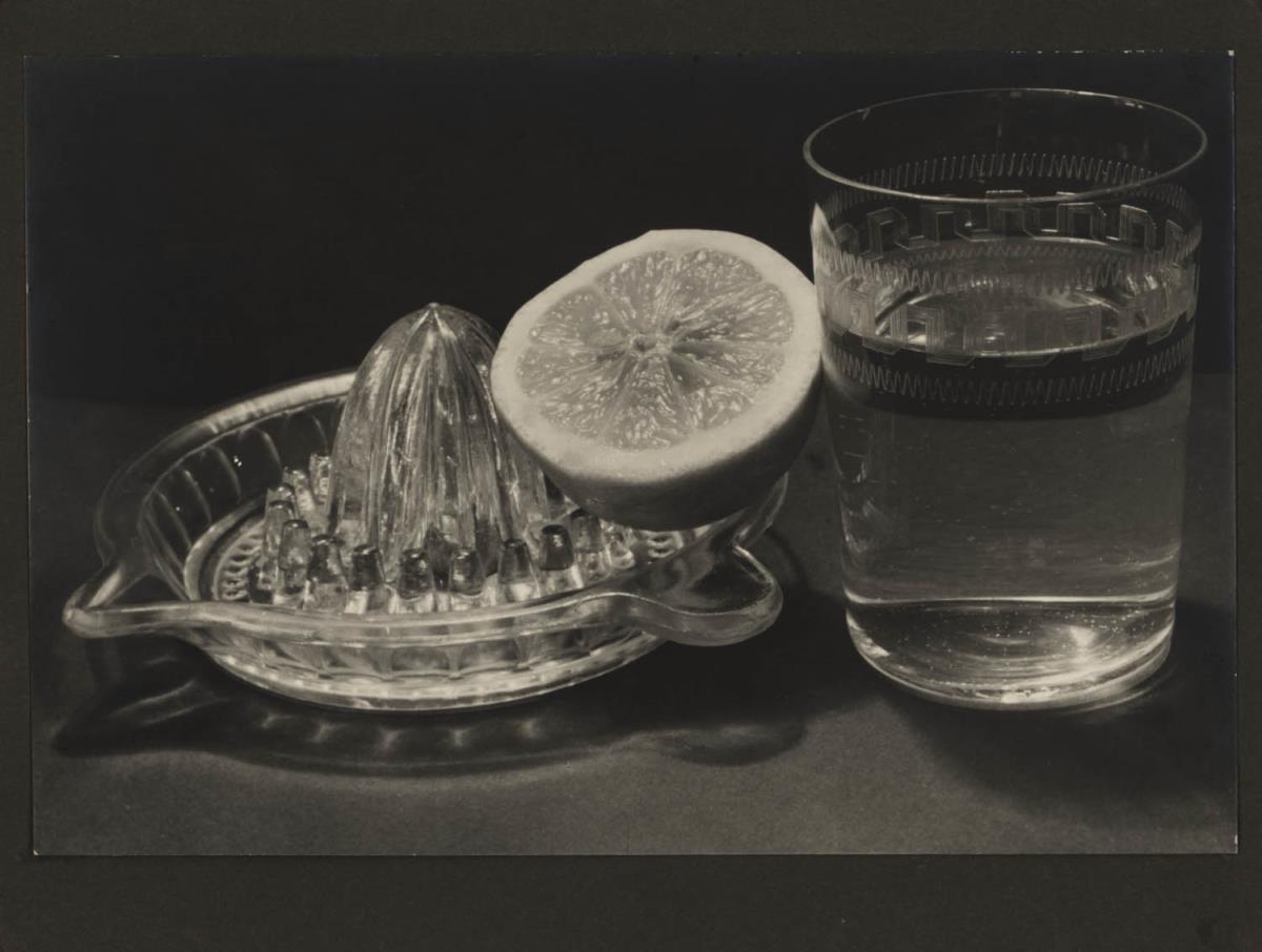 Zitruspresse mit Zitrone und Wasserglas