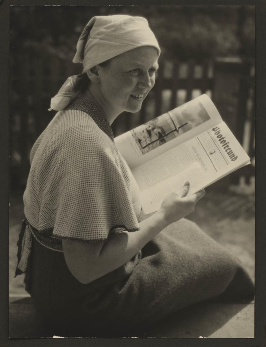 Frau mit der Zeitschrift "Photofreund"