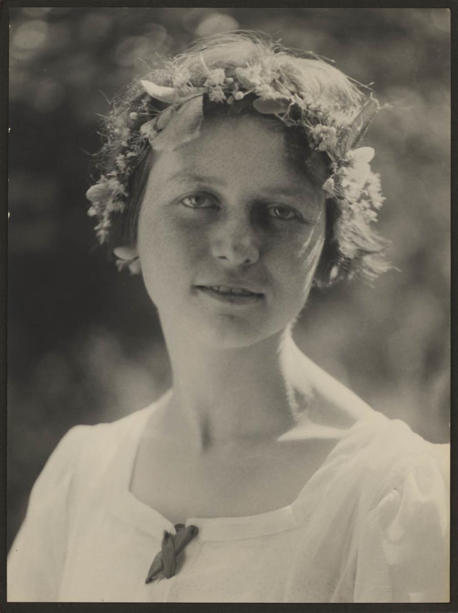 Frau mit Blumenkranz im Haar