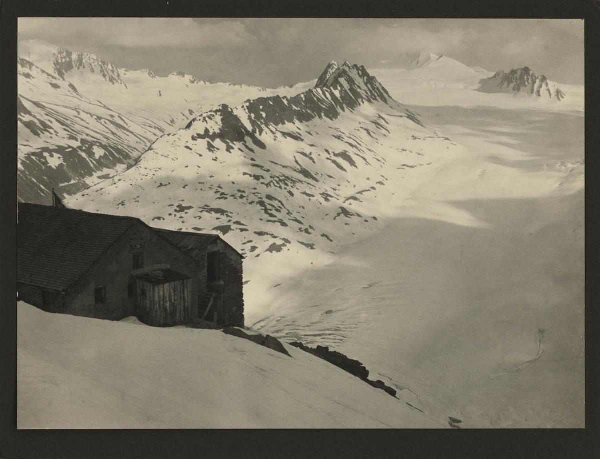 Verschneite Berglandschaft mit Gehöft