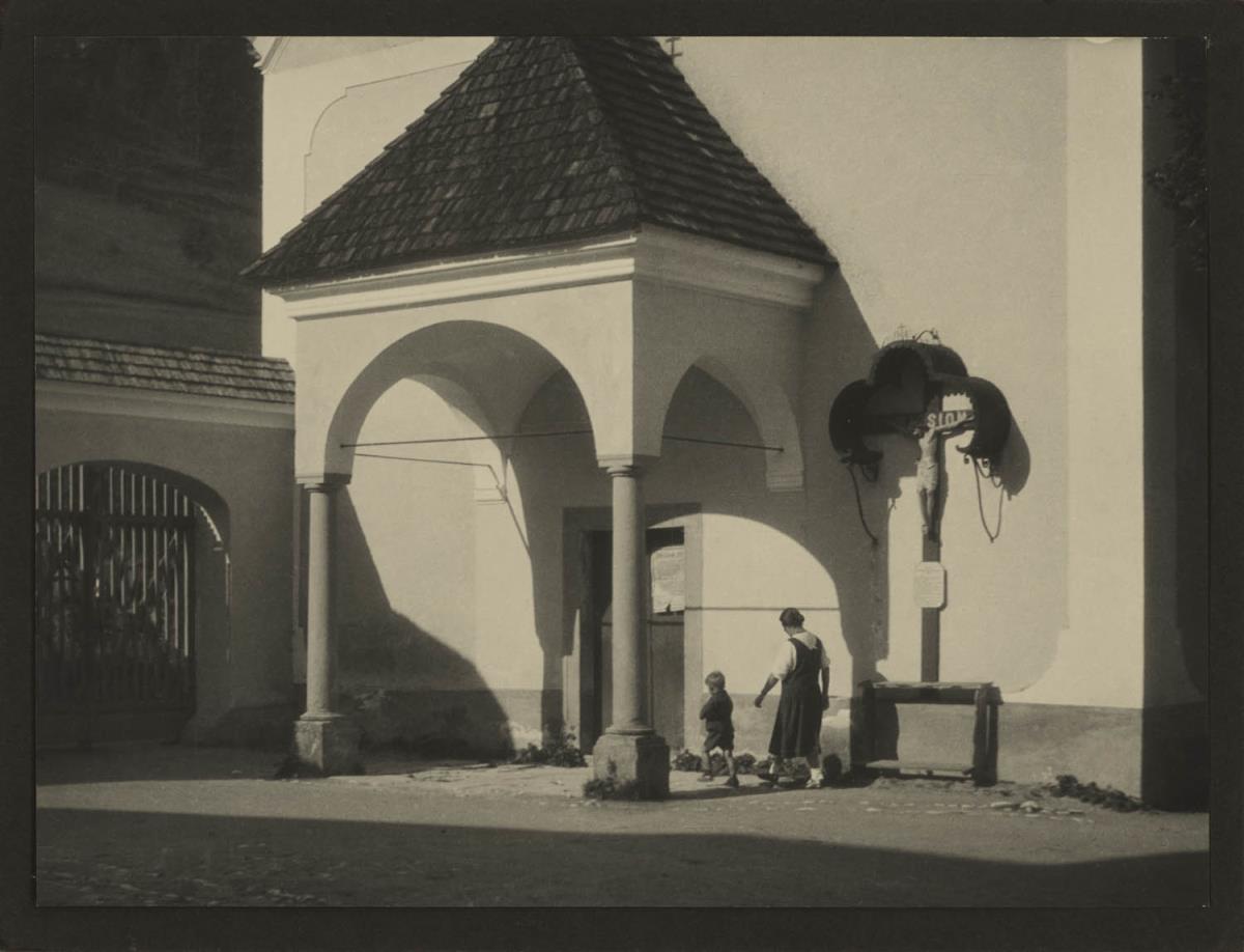 Kirchenvorhalle mit Frau und Kind