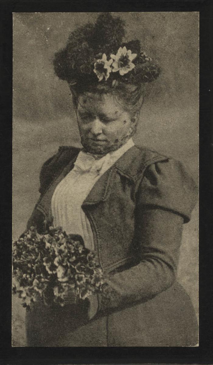 Dame mit Kopfschmuck und Blumenstrauß