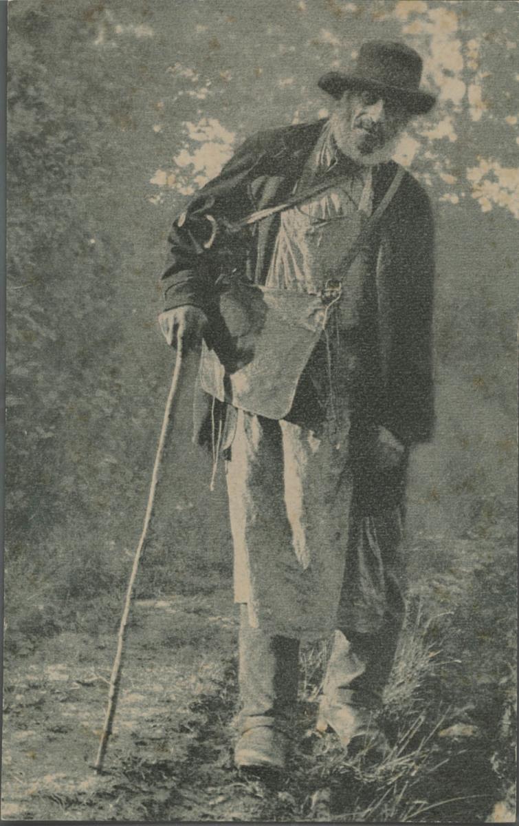 Mann mit Wanderstock und Tasche