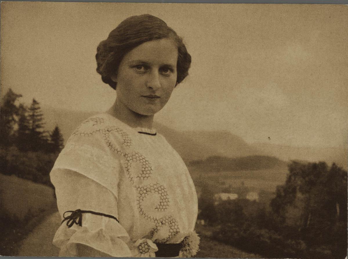 Junge Frau, traditionell gekleidet