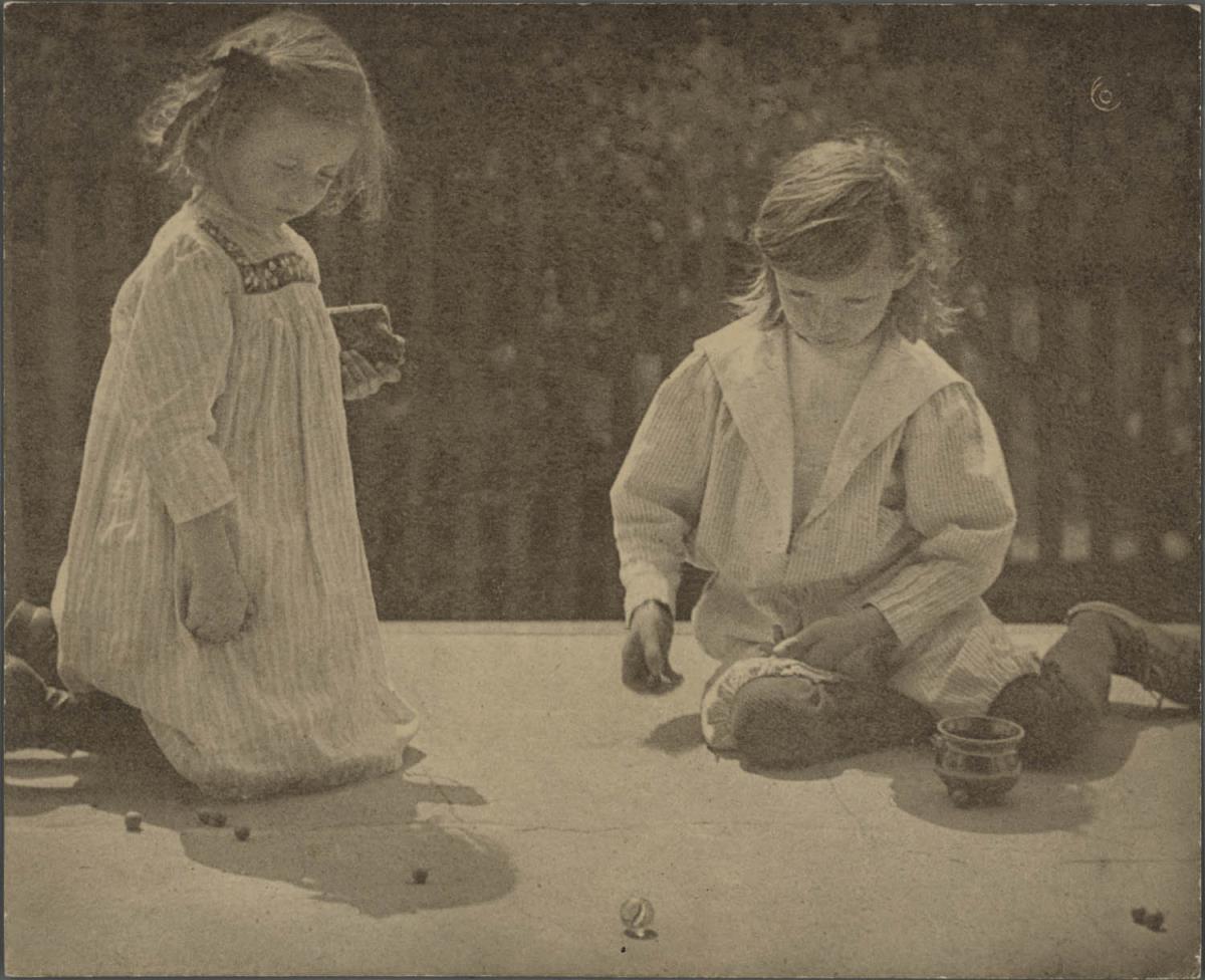Zwei Kinder beim Murmelspiel