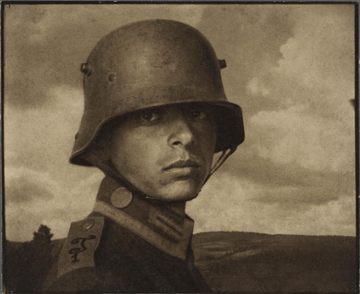Soldat mit Stahlhelm