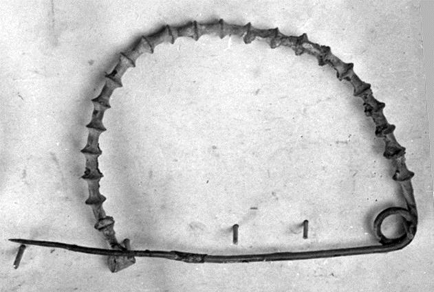 Große Bogenfibel mit Knoten