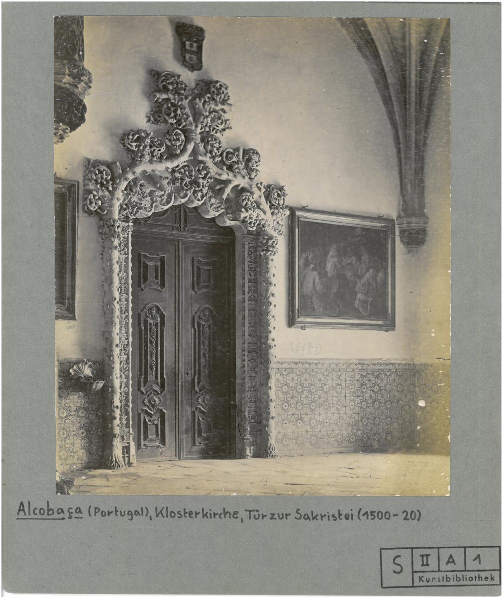 Alcobaça, Klosterkirche, Tür zur Sakristei