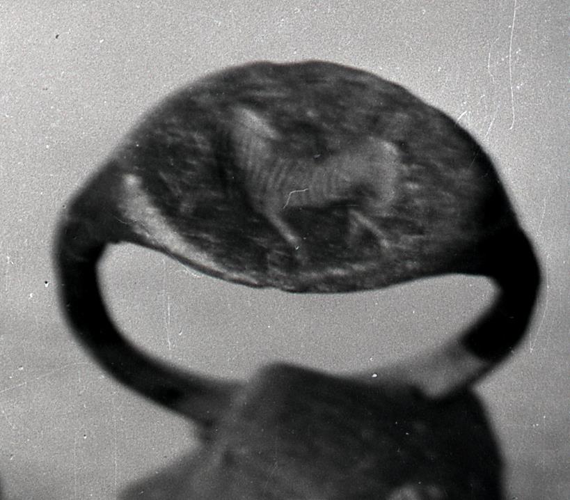 Fingerring. Auf der Abplattung ist eine Ziege eingraviert