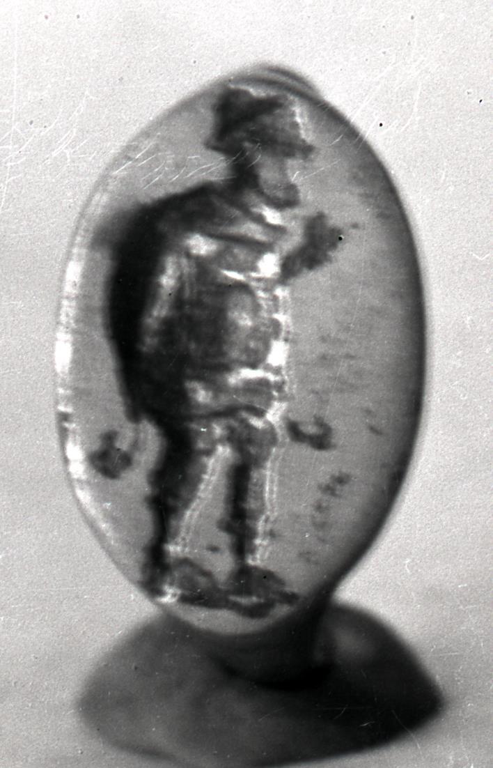 Fingerring aus goldiger Bronze. Auf der Abplattung die Figur eines dickbäuchigen Mannes (Schauspieler?)