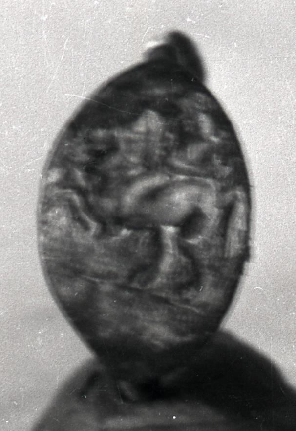 Fingerring aus dünner Bronze. Auf der Abplattung die Figur eines Reiters