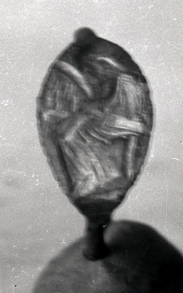Fingerring. Auf der Abplattung eine Frau, die auf einer Triangel spielt