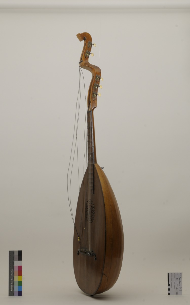 Bassgitarre in Lautenform