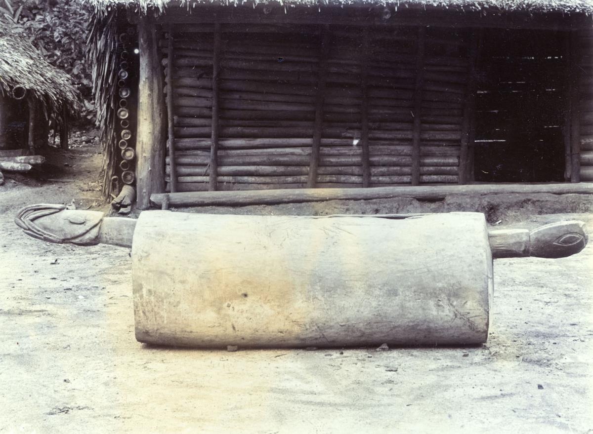 "Trommel in Kagama's Haus, Lamasong"