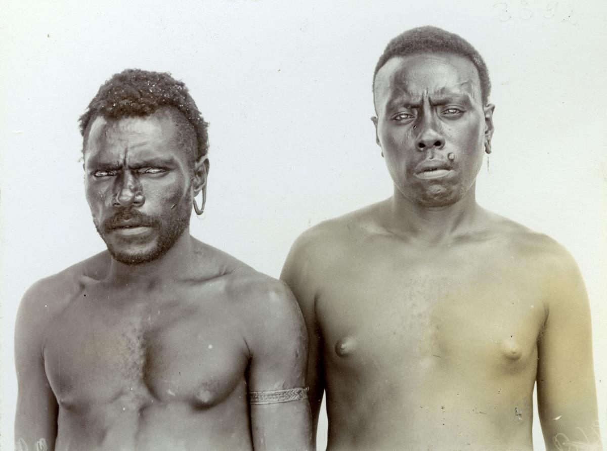 "Luluai Káréran (r.) und bos in Amba"