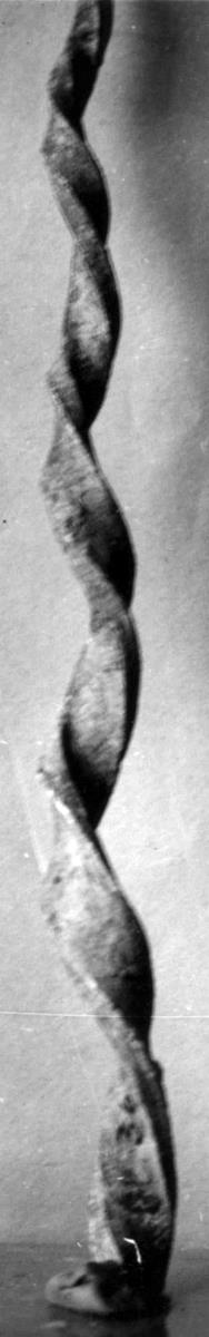 Gedrehte Haarlocke (oder Fragment eines Blitzbündels; vielleicht Teil einer Bronzestatue)