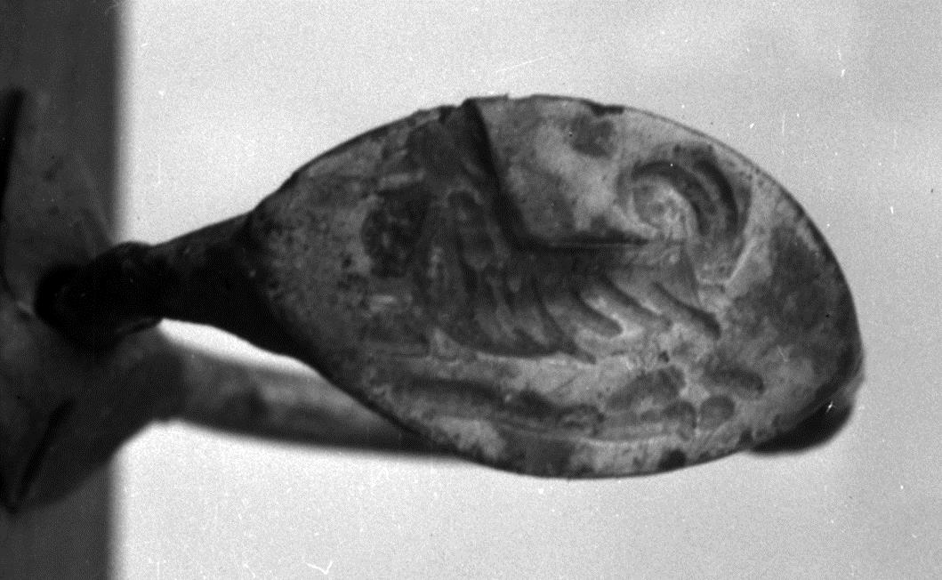 Fingerring. Auf der Abplattung ein laufendes Hündchen