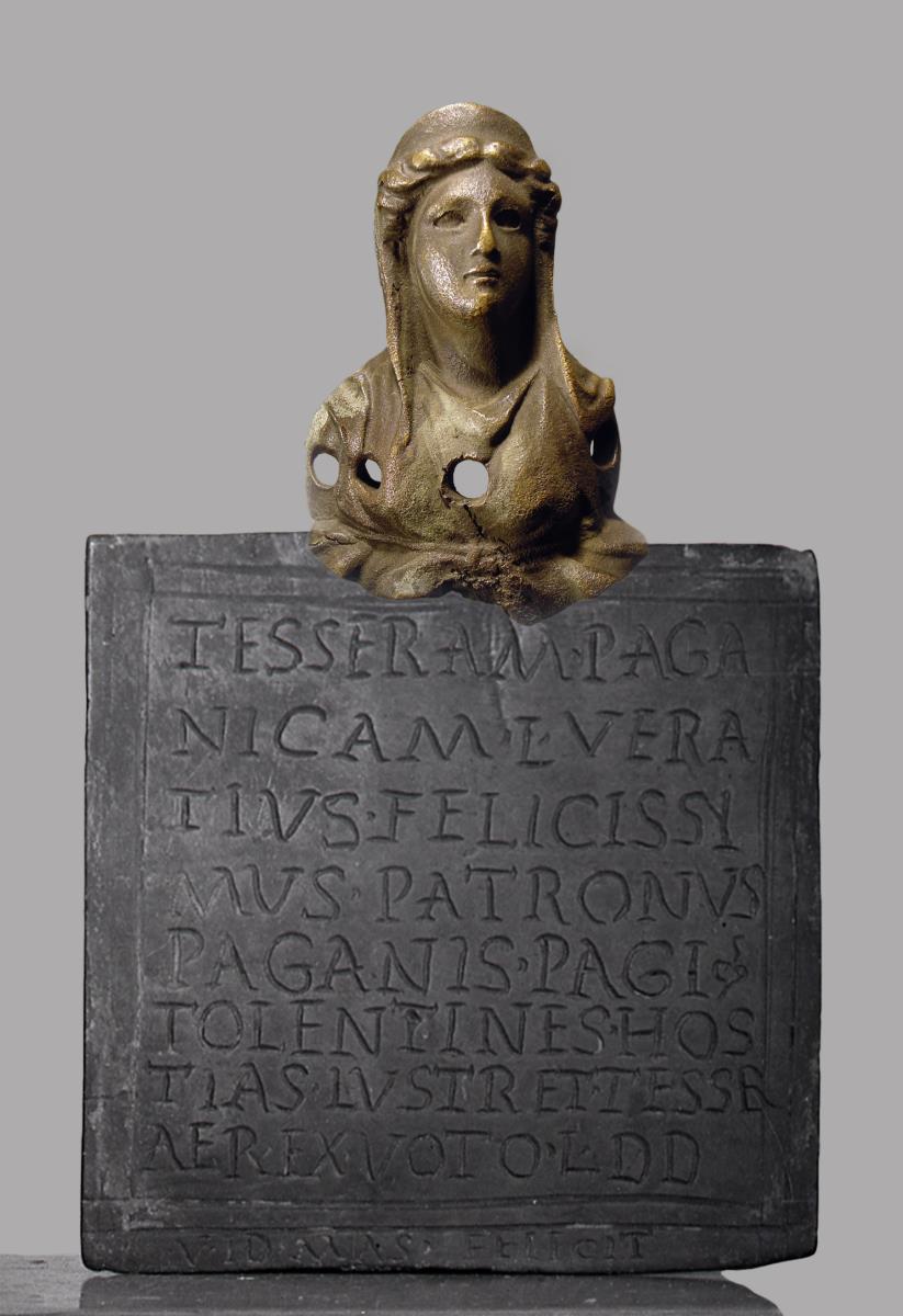 Tessera paganica. Inschriftentafel, von einer Büste der Juno bekrönt
