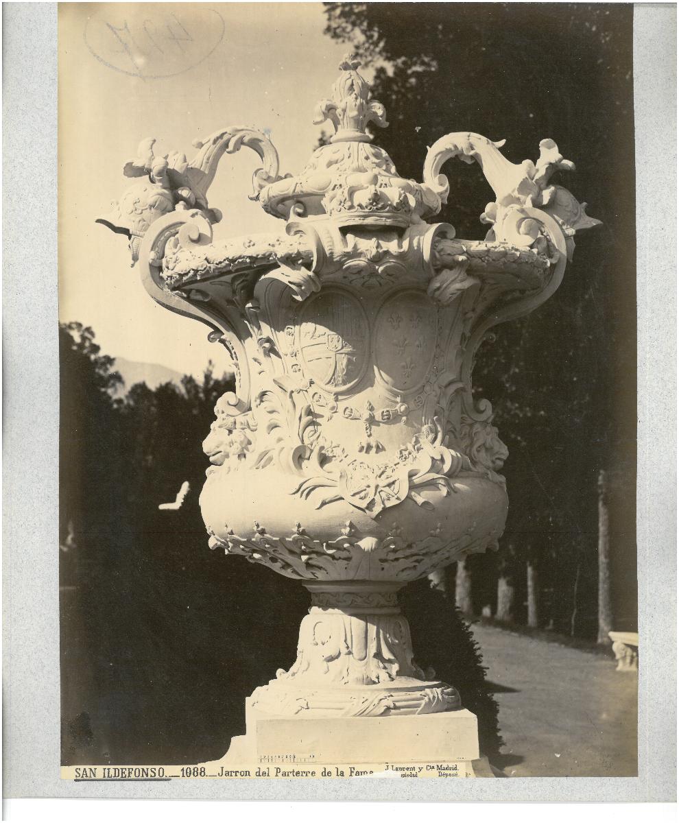 Segovia, La Granja de San Ildefonso, Park, Parterre de la Fama, Vase