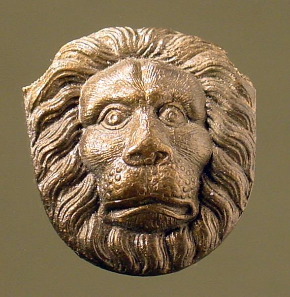 Eine von zwei kleinen Löwenmasken