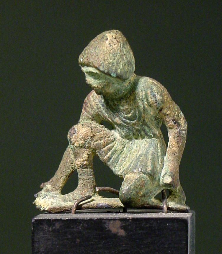 Kleine klassische Statuette eines hockenden Knaben