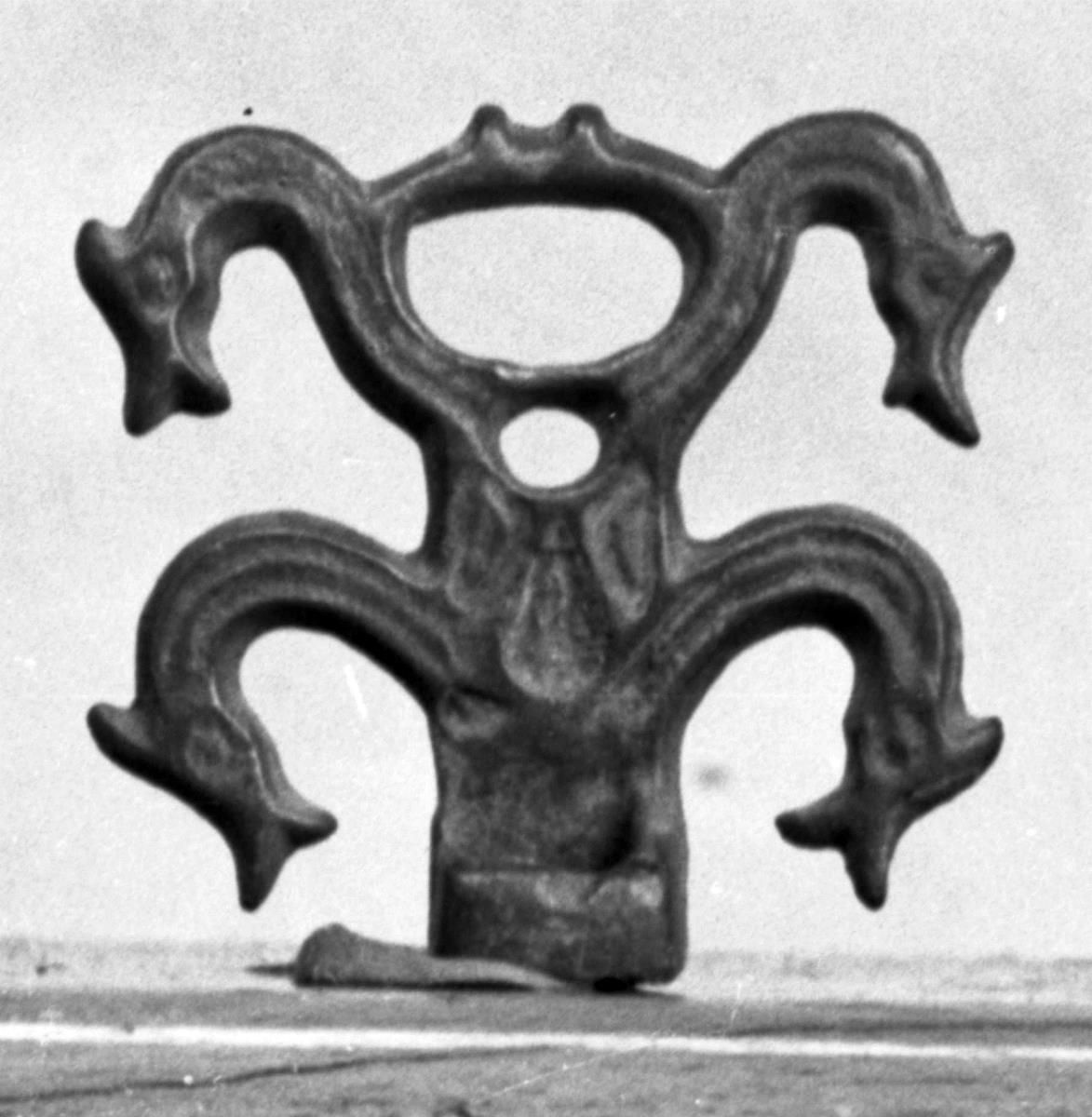 "Beschlagstück nebenstehender Form, unten Öse, hinten ... durchbohrte Ansätze" (byzantinische Schnalle)
