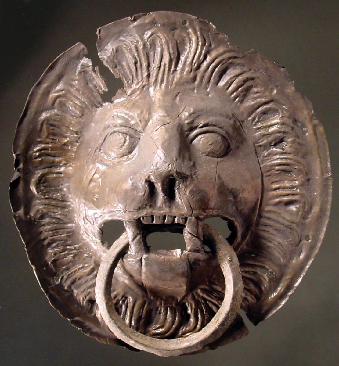 Löwenmaske aus gepreßtem Blech, mit Ring im Maul