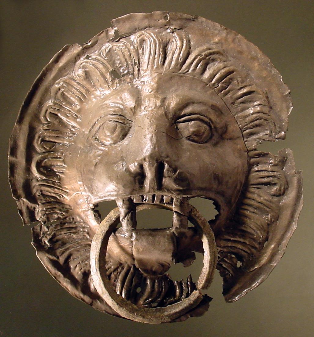Löwenmaske aus gepreßtem Blech, mit Ring im Maul