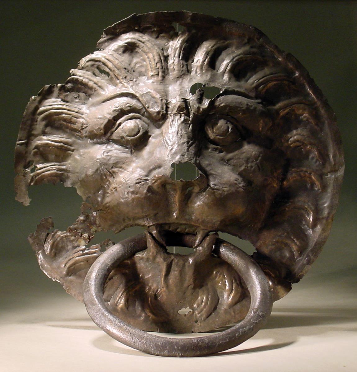 Löwenmaske aus gepreßtem Blech, mit Ring im Maul