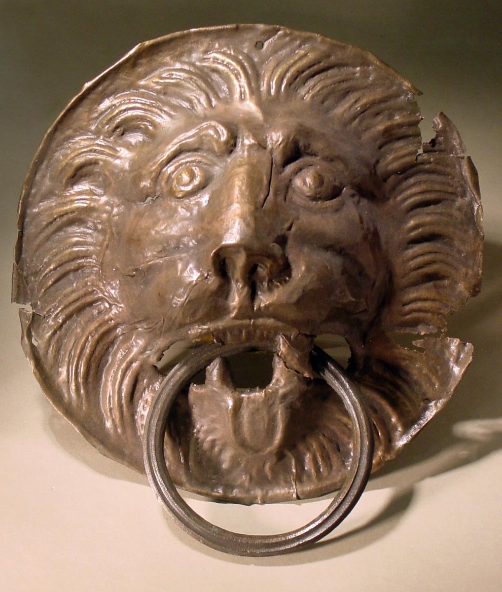 Löwenmaske aus gepreßtem Blech, mit Ring im Maul