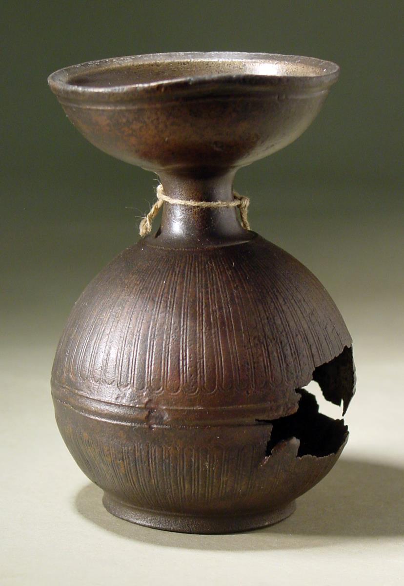 Salbfläschchen, mit senkrechtem doppeltem Zungenmuster. Sehr saubere Arbeit. An der Wandung zwei kleine Risse. ...