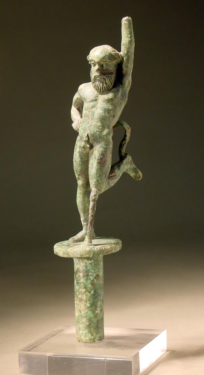 Aufsatz eines Kottabosständers mit der Statuette eines tanzenden Silens