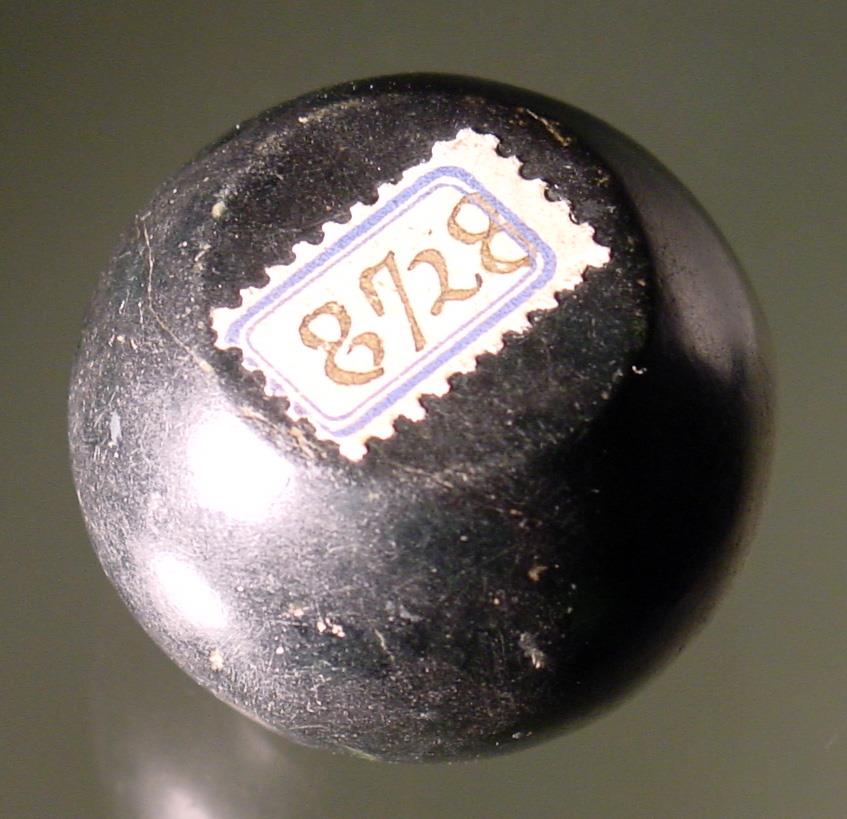 Gewicht aus schwarzem Stein; mit zwei Punkten